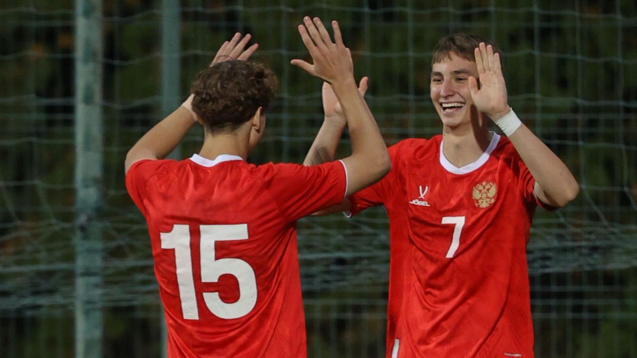 Сборная России 2007 г р проведет товарищеские матчи с Иорданией Команда Андрея Аксёнова начала учебно тренировочный сбор в турецкой Анталье который продлится до 16 ноября Ребята сыграют два матча с ровесниками из Иордании 13 ноября 15 30 JOR U18 RUS U18 Анталия 15 ноября 13 00 JOR U18 RUS U18 Анталия Команды двух стран этого возраста сыграют между собой впервые Игры пройдут на стадионе Манавгат Ататюрк Для участия в учебно тренировочном сборе тренерский штаб сборной России вызвал 19 игроков Вратари Егор Плотников Динамо Москва Яхья Магомедов Ахмат Грозный Защитники Артём Хмарин Краснодар Игорь Русяев Чертаново Москва Кирилл Данилов ЦСКА Москва Артём Крутовских Чайка Песчанокопское Александр Лубнин Динамо Москва Максим Радченко Ростов Ростов на Дону Полузащитники Егор Гуренко Краснодар Артём Змеев Динамо Москва Артём Пономарчук ЦСКА Москва Матвей Иванов Зенит Санкт Петербург Нападающие Виктор Солопов Никита Массалыга оба Спартак Москва Артём Сидоренко Краснодар Андрей Касаджиков Зенит Санкт Петербург Глеб Пополитов ЦСКА Москва Вадим Рассадин Ростов Ростов на Дону Александр Помалюк Чертаново Москва nedetskiyfootball RussiaU18 2007гр