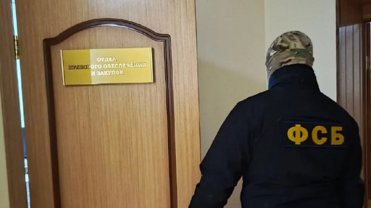 Сотрудника Миндортранса Челябинской области задержали по делу о коррупции Как сообщил ГТРК Южный Урал источник в правоохранительных органах задержан замначальника отдела правового обеспечения и закупок правового управления Миндортранса Эмиль Фаткулин Gоявились у следователей вопросы и к двум бывшим сотрудникам Дмитрию Чупахину занимавшему должность заместителя начальника управления начальника отдела по развитию и организации дорожной деятельности и к экс главному специалисту службы планирования закупок управления дорожного хозяйства Яне Богдановой На работе и дома у фигурантов проведены обыски По предварительной информации все они задержаны в рамках расследования ранее возбужденного МВД уголовного дела о хищении в министерстве почти 3 млрд рублей Ранее по этому делу были арестованы два бывших министра дорожного хозяйства Челябинской области Алексей Нечаев и Дмитрий Микулик а также еще несколько высокопоставленных сотрудников Миндортранса региона и руководители крупных дорожных подрядчиков работавших в регионе Подписывайтесь на Вести Южный Урал в MAХ