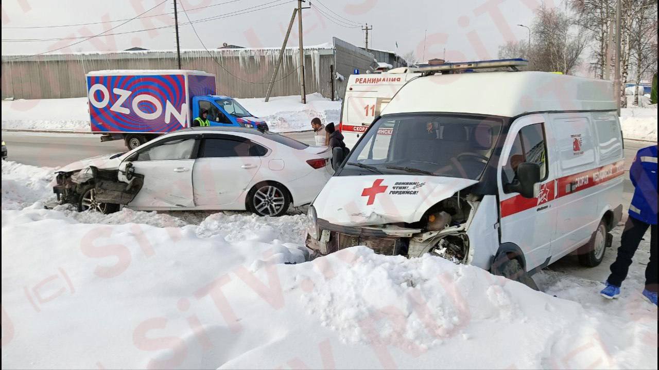 В Сургуте произошло ДТП с машиной скорой помощи, в которой везли беременную женщину  ДТП произошло на перекрёстке улиц Щепёткина на Сосновой. По предварительным информации, машина скорой помощи везла беременную женщину из Когалыма и в какой-то момент столкнулась с «Киа», которая ехала по Сосновой.   По информации журналиста СТВ, предварительно, в аварии пострадала фельдшер — ее доставили в больницу. С беременной югорчанкой все в порядке, ее также доставили в больницу, но уже на другой скорой.    Новости Сургута и Югры