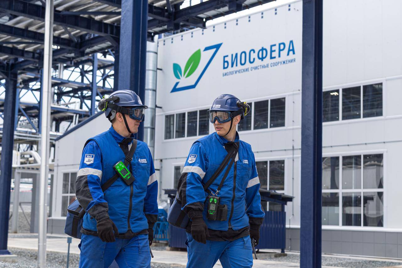 Омск делает шаг в экологичное будущее! 8 июля на площадке Омского НПЗ запущен на максимальную мощность уникальный природоохранный комплекс «Биосфера» - один из крупнейших объектов промышленной очистки воды в России, реализованный в рамках федерального проекта «Чистый воздух». «Биосфера» позволяет почти на 100% очищать промышленные и дождевые стоки без применения реагентов и повторно использовать воду в производстве. Это: – защищает Иртыш - источник питьевой воды для горожан; – сокращает водозабор из реки в 3 раза, – позволяет сэкономить более 10 млн м³ воды в год. Проект разработан российскими инженерами и реализован силами 185 отечественных компаний. Очистка проходит в 5 этапов, включая ультрафиолетовое обеззараживание. Все процессы герметичны, что исключает испарения нефтепродуктов и снижает нагрузку на атмосферу. «Этот крупнейший природоохранный проект «Газпром нефти» реализован в рамках национального проекта «Экология». Инвестиции составили порядка 30 миллиардов рублей. Благодаря инновационным технологиям комплекс позволит эффективно очищать промышленные стоки, существенно снизит использование речной воды и уменьшит нагрузку на городскую коммунальную инфраструктуру. Отмечу, что «Биосфера» – это пример эффективного взаимодействия российских разработчиков и производителей технологий и оборудования», - подчеркнул вице-премьер Дмитрий Патрушев на церемонии запуска. Проект «Биосфера» - не только технологический прорыв, но и новый стандарт экологической ответственности промышленности. Подробнее