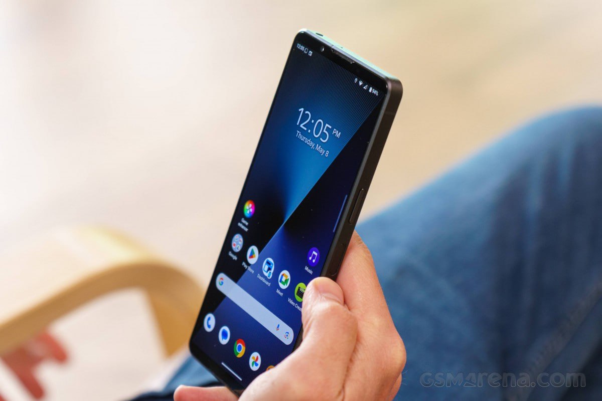 Sony возвращает Xperia 1 VII в продажу после аппаратного сбоя Летом 2025 го владельцы жаловались на самопроизвольные перезагрузки и отключения Оказалось проблема была железная Sony остановила продажи и запустила замену устройств Теперь компания заявила что дефект устранён а продажи на европейском рынке возобновятся 25 августа 2025 года Sony обещает Изменены производственные процессы Брак больше не повторится Программа обмена бракованных смартфонов продолжается Исправленный Xperia 1 VII шанс на реабилитацию или репутационный удар уже нанесён Участвуй в розыгрыше 3 х ИГРОВЫХ ПК Наши каналы Sоny Тeлeфoны
