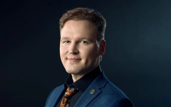 Последние три года ключевым драйвером развития сегмента информационной безопасности ИБ как и других направлений IT рынка были процессы импортозамещения Период ускоренной замены зарубежных решений можно считать пройденным практически все базовые классы средств ИБ сегодня представлены отечественными продуктами Иностранные программные продукты все еще присутствуют в основном в домене сетевой безопасности с долей около 18 и отчасти представлены в домене защита конечных точек В остальных доменах превалирующая доля принадлежит российским решениям Директор по кибербезопасности СберТеха Всеслав Соленик рассказал о тенденциях развития отрасли информационной безопасности и преимуществах партнерской модели для создания зрелых решений в России РБК Отрасли