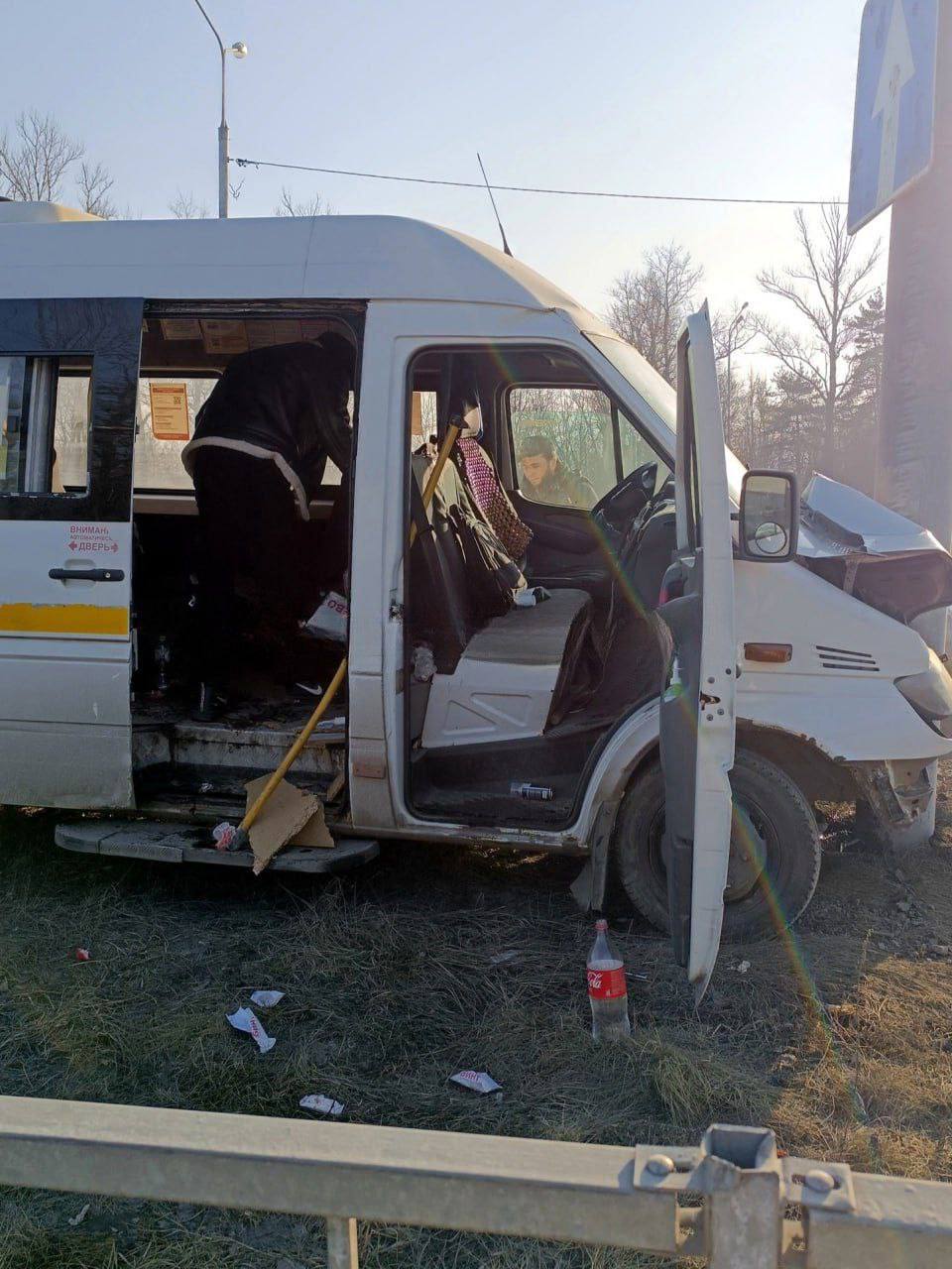 В Балашихе на шоссе Энтузиастов маршрутка врезалась в столб   ДТП произошло на маршруте №125. Предварительно, четыре человека пострадали.