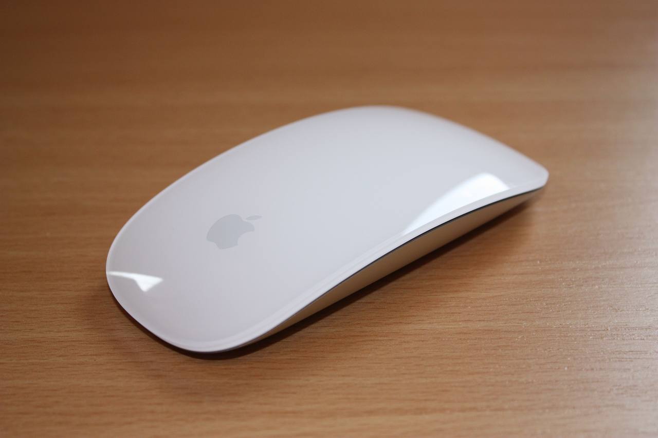 Apple готовит новую версию своей популярной мыши Magic Mouse  С момента ее дебюта в 2009 году, устройство не претерпело значительных изменений, за исключением замены на перезаряжаемые батареи и добавления порта USB-C.   Но, согласно данным аналитика Марка Гурмана, компания начала разрабатывать обновленную модель, которая будет отличаться современным дизайном и устранением прежних недостатков.  Magic Mouse получила высокую оценку за свое управление, но пользователи часто высказывались о неудобстве ее эргономического дизайна и расположении порта для зарядки на нижней стороне.     Ожидается, что обновленная версия будет предложена с улучшенной эргономикой и функциональностью. Запуск устройства может состояться в ближайшие 12-18 месяцев.