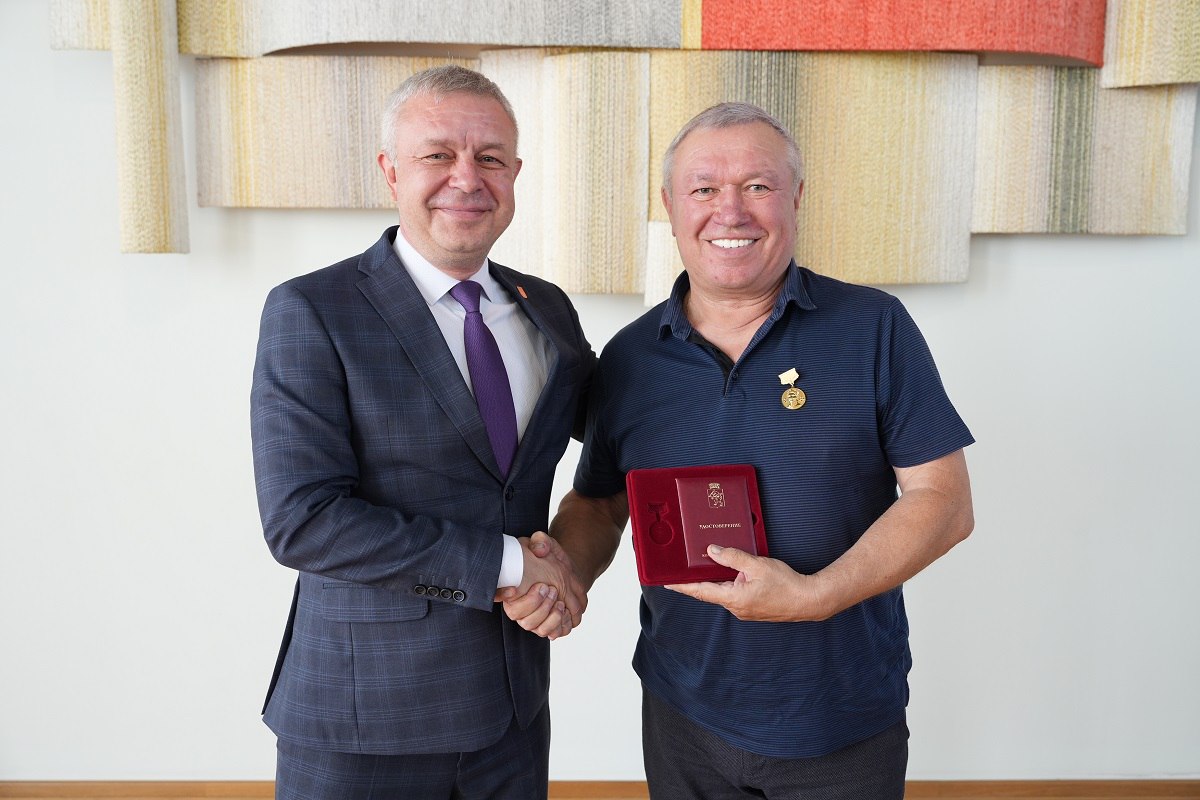 Президента РК «Красный Яр» наградили медалью командора Резанова      Награду Сергею Чупрову вручил первый заместитель Главы города Красноярска Роман Одинцов.  В краевой столице в преддверии Дня физкультурника на торжественной церемонии за особые заслуги и достижения в области физической культуры и спорта наградили медалью командора Резанова Сергея Чупрова, президента регбийного клуба «Красный Яр».    «Горд тем, что получил медаль командора Резанова. Для меня Красноярск особый, родной город! Мы все очень стараемся, чтобы он развивался, хорошел и процветал. Думаю, каждый красноярец готов подписаться под этими словами», - сказал президент регбийного клуба «Красный Яр» Сергей Чупров.    «Мы особо гордимся красноярской школой регби, нашими клубами, которые известны и на международной арене. На двоих «Красный Яр» и «Енисей-СТМ» выиграли огромное количество титулов, воспитали тысячи юных талантов" - отметил в своем поздравительном слове Роман Одинцов.