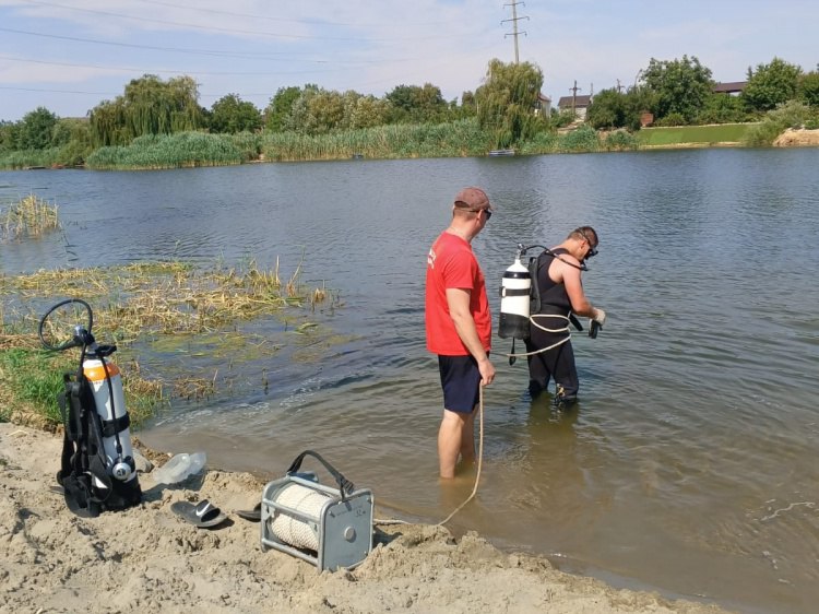 В Волжском дачник утонул в заливе Волги Накануне водолазы Волжского поисково-спасательного подразделения № 1 подняли со дна Волги тело мужчины. Как сообщили Волжский.ру в ГКУ Служба спасения, волжанин утонул в заливе Волги в районе СНТ «Цветущий сад». По предварительным данным, трагедия произошла во время купания на необорудованном дачном пляже. Спасатели вытащили тело на берег и передали полицейским для дальнейшей проверки. Жителям рекомендуют купаться только в специально оборудованных местах. Подробнее на Волжский.ру: #ВолжскийРу #волжский #vlz