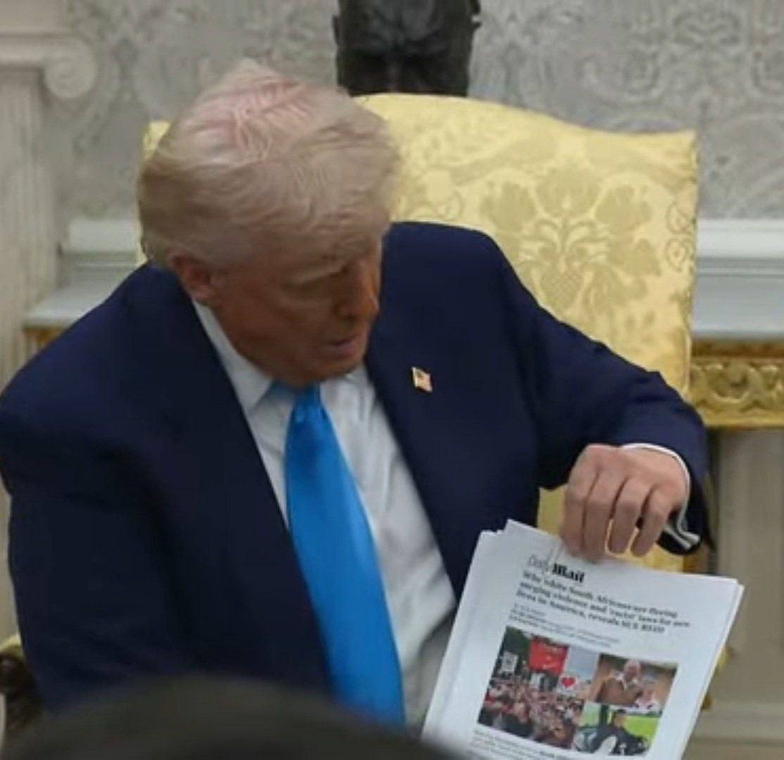 Новость: Трамп устроил резонансную встречу с президентом Южной Африки В Белом доме прошла встреча между президентом США Дональдом Трампом и президентом Южной Африки. В ходе переговоров Трамп предъявил южноафриканскому лидеру обвинения в геноциде белого населения в его стране, сопровождая свои слова видеоматериалами и распечатками статей с призывами к насилию против белых южноафриканцев. Во время совместной пресс-конференции Трамп заявил: Не надейтесь, что иск против Израиля в Гааге приведёт к результатам, тем самым увязав тему встречи с глобальной политической повесткой. Одним из самых необычных моментов стало то, что Трамп продемонстрировал гостю видеозаписи южноафриканских политиков, якобы призывающих к насилию против белых. Белый дом позже опубликовал один из этих роликов в официальном аккаунте. В ответ на обвинения президент Южной Африки ограничился фразой: Извините, но у меня нет самолета, чтобы подарить Вам. Встреча напоминала беседу Трампа с президентом Украины Владимиром Зеленским. ________________________ Хотите знать больше? : Mignews