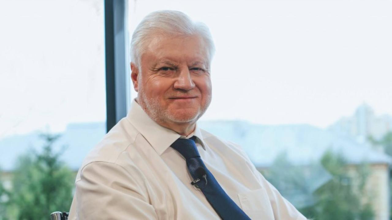Лидер партии "Справедливая Россия – За правду" Сергей Миронов предложил снизить налог на добавленную стоимость до 15%, а также обнулить НДС на базовые продукты питания. По его мнению, россияне стали больше тратить на еду из-за повышения цен торговыми сетями. Он предложил ограничить наценку до 15% от стоимости производителя, а также снизить ставку Центробанка и НДС. "Пора снизить НДС с нынешних 20 до 15%, на социально значимые товары – до 5%, а на базовые продукты питания – обнулить", – сказал политик ТАСС. По его словам, если этого не сделать, то "все индексации пенсий и зарплат бюджетников и дальше будет съедать инфляция, а люди будут работать за еду".