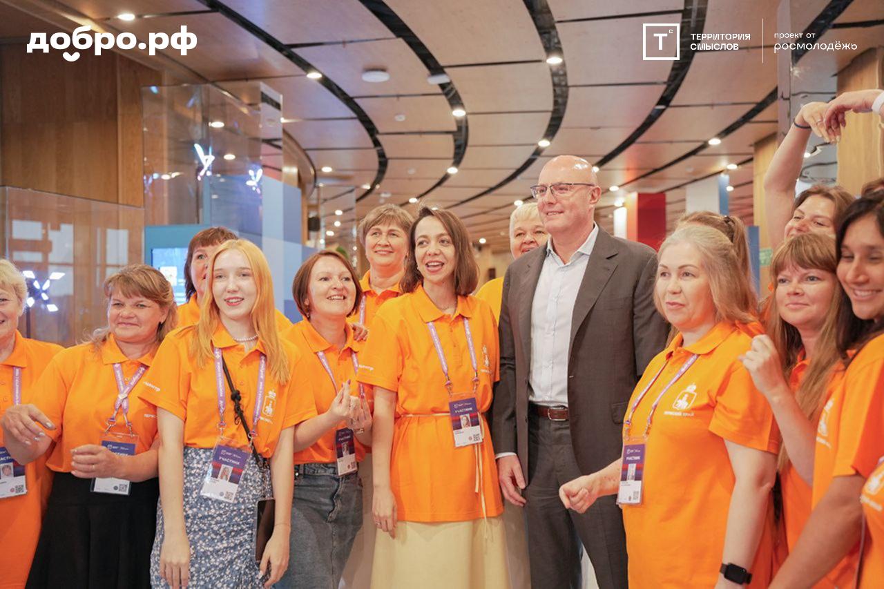 Вице-премьер Дмитрий Чернышенко также поприветствовал участников Добро.Конференции Он поблагодарил волонтёров и перечислил ряд ключевых задач: «Как говорил наш Президент Владимир Путин, милосердие, добровольчество было присущи нашей стране всегда. Одна из вех, которую нам нужно помнить, – это подготовка корпуса волонтёров для Олимпийских и Паралимпийских игр в Сочи. Это событие прошло на высочайшем уровне во многом благодаря тому, что наша страна продемонстрировала лицо новой, современной, молодой, энергичной, доброжелательной России именно через волонтёров, через их труд», — отметил вице-премьер. Дмитрий Чернышенко пообщался и сфотографировался с участниками конференции. На этом фото представители Пермского сообщества #МЫВМЕСТЕ. В 2025 году Добро.Конференция проходит в рамках смены «Добро» форума «Территория смыслов».