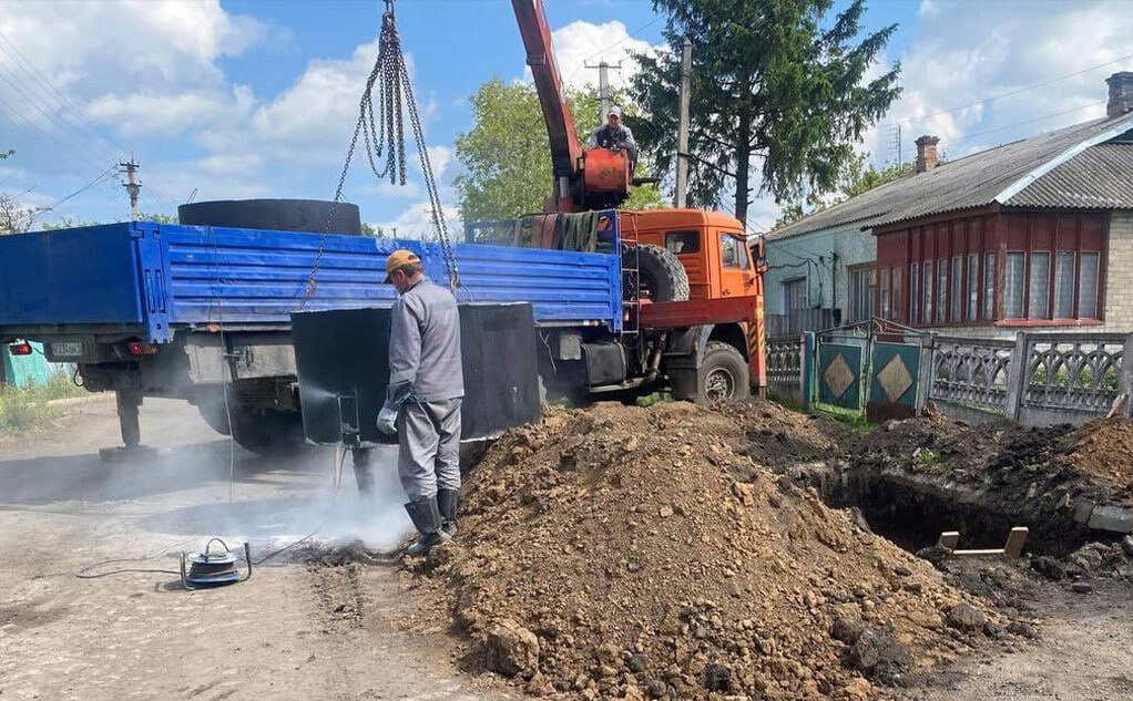 Республика Марий Эл помогла проложить водопровод в Запорожской области Шеф-регион обеспечил строительство более 1,6 км водопровода в поселке Азов Куйбышевского округа. «Работы идут с опережением графика, и завершение строительства ожидается уже в августе, вместо сентября», — сообщается в телеграм-канале «Подслушано Запорожская область». Подрядная организация «Марводстрой» из Республики Марий Эл с конца апреля ведет работы по прокладке коммуникаций. Уже оборудовано 10 водопроводных колодцев из 20 запланированных и установлен фундамент для водонапорной башни. Проект должен быть полностью завершен на месяц раньше срока. Фото: Телеграм-канал «Подслушано Запорожская область» , VK и ОК и читайте новости на нашем сайте