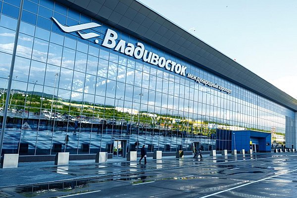 Рост туристического бронирования авиабилетов во Владивосток летом составил 9% Российские туристы этим летом стали на 9% чаще выбирать Владивосток в качестве цели путешествия. Об этом сообщает ТАСС со ссылкой на данные сервиса для поиска и покупки авиабилетов. "Сервис проанализировал летние перелеты горожан и гостей Владивостока. Путешественники стали чаще выбирать столицу Приморья – доля бронирований этим летом выросла на 9%, и составила 1% от всех внутренних перелетов. Чаще всего туристы прилетают во Владивосток из Москвы – 25% всех бронирований во Владивосток летом. Также популярны рейсы из Благовещенска 14% , Красноярска 9% , Хабаровска 6% и Санкт-Петербурга 5% ", – сказали в пресс-службе. aviaru.net/n285555