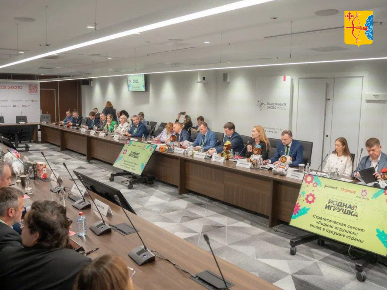 В рамках международной выставки «Иннопром» состоялась стратегическая сессия «Родная игрушка: вклад в будущее страны». В мероприятии принял участие министр промышленности, предпринимательства и торговли Кировской области Денис Пестриков. Он представил кластерный подход поддержки производителей, а также «дорожную карту» развития отрасли в регионе на 2025–2030 годы. — Кировская область входит в топ-5 регионов по производству детских товаров. На ее территории работают более 90 компаний, выпускающих продукцию для детей, — отметил Денис Пестриков. Для усиления кооперации в регионе создан промышленный кластер, объединяющий поставщиков сырья, комплектующих, упаковки и фурнитуры. В дальнейшем планируется подключить производителей из других регионов. Предприятия кластера получат поддержку на федеральном и региональном уровнях. Кировская область