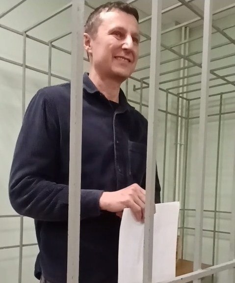 Краевой суд вновь рассмотрит дело Глискова Апелляционное определение Красноярского краевого суда по делу бывшего депутата ЗС Александра Глискова отменено Теперь обновленный состав судей снова рассмотрит апеляцию Напомним в октябре 2024 года Центральный районный суд признал Александра Глискова виновным по ч 6 ст 290 УК РФ и назначил ему наказание в виде 10 лет лишения свободы в колонии строгого режима По версии следствия в 2017 году депутат используя свои должностные полномочия получил от руководителя государственного предприятия Красноярска через посредника 1 млн рублей Это была часть взятки в 5 млн рублей Установлено что за вознаграждение он обещал помочь чиновнику сохранить занимаемую должность и должен был обеспечить общее покровительство человеку и предприятию Сам Глисков отрицает причастность к преступлению и называет свое дело политическим Он пытается обжаловать приговор Newslab в ТГ МАХ ОК ВК Дзен Буст