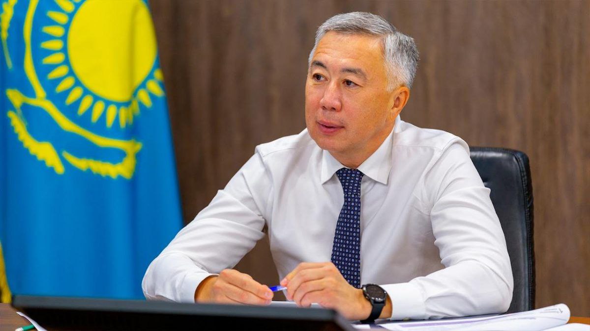 Более 80% наземных грузоперевозок из Китая в Европу проходят через Казахстан — Жумангарин На открытии второго заседания делового совета «Центральная Азия – КНР» вице-премьер и министр национальной экономики Казахстана Серик Жумангарин подчеркнул значимость этой площадки для укрепления экономического взаимодействия между странами региона и Китаем. По словам Жумангарина, ключевым направлением сотрудничества остаётся развитие торгово-экономических связей. В 2024 году объём товарооборота между странами Центральной Азии и Китаем достиг 95 миллиардов долларов. Почти половина из этой суммы приходится на Казахстан. Двусторонняя торговля между Казахстаном и КНР выросла до рекордных 44 миллиардов долларов, и власти намерены в ближайшие годы удвоить этот показатель. Детали Фото:пресс-службы премьер-министра РК /CMN_KZ