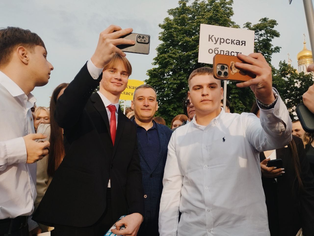 Курские выпускники-медалисты из приграничья отправились на Всероссийский выпускной бал в Кремле. В Москве поздравил выпускников с этим волнительным и торжественным моментом врио губернатора Курской области Александр Хинштейн, по инициативе которого состоялась поездка.  «Для меня огромная радость разделить с ними такой важный день», – отметил глава региона.    Впервые гостями Всероссийского бала в Кремле стали 138 ребят из Курской области, из них 125 юных курян из приграничных районов и 13 детей участников специальной военной операции. Поездку организовали при поддержке Администрации Президента РФ.   «Многие из них приехали в столицу впервые, а уж в Кремле большинство точно никогда не бывало. Впереди их ждет незабываемый бал, ночная кремлёвская дискотека и, конечно, новые эмоции, впечатления, знакомства», - сказал Александр Хинштейн. Фото: ТРК «Сейм», Министерство образования и науки Курской области. #губернатор46 #образование46     Вступай:   ВК   ОК    Rutube