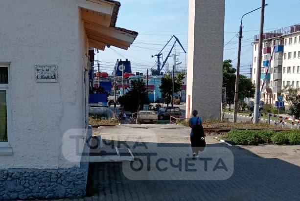 В Холмске водитель спустился с пешеходной лестницы на грузовичке  Странный манёвр совершил один из шофёров в портовом городе. По словам местных жителей, 3 августа водитель небольшого грузовика прокатился по парковке, тротуару, а после скатился по пешеходной лестнице недалеко от перекрёстка у ДКМ.   "Повезло, что ни на кого не наехал. Странный манёвр, с учётом того, что даже пробок в городе не было. Просто нет слов", — отметил очевидец.  По предварительным данным, оповестить ГАИ о случившемся не успели — водитель быстро скрылся во дворах на улице Советской.