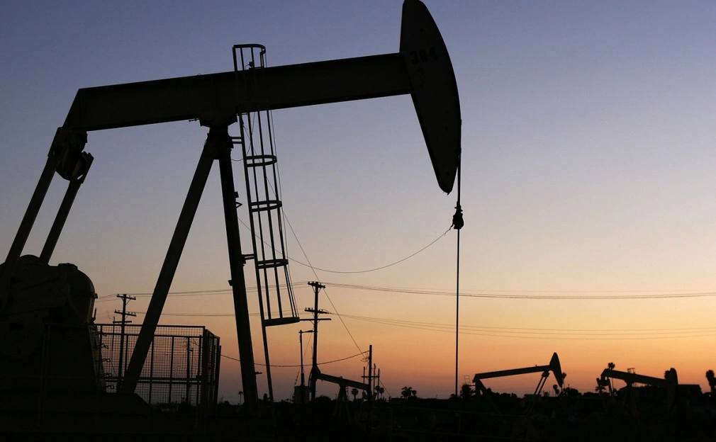 США хотят включить закупки Индией российской нефти в переговоры по поводу торгового соглашения сообщает Bloomberg со ссылкой на источники По словам собеседников американская делегация во главе с помощником торгового представителя США Бренданом Линчом подняла этот вопрос на встрече с представителями Индии во вторник в Нью Дели В ходе переговоров Нью Дели настаивал на отмене 25 процентных американских пошлин из за закупки российских энергоносителей Обе стороны описали переговоры как позитивные В тот же день индийский премьер Нарендра Моди и американский президент Дональд Трамп поговорили по телефону Фото David McNew Getty Images Следить за новостями РБК в Telegram