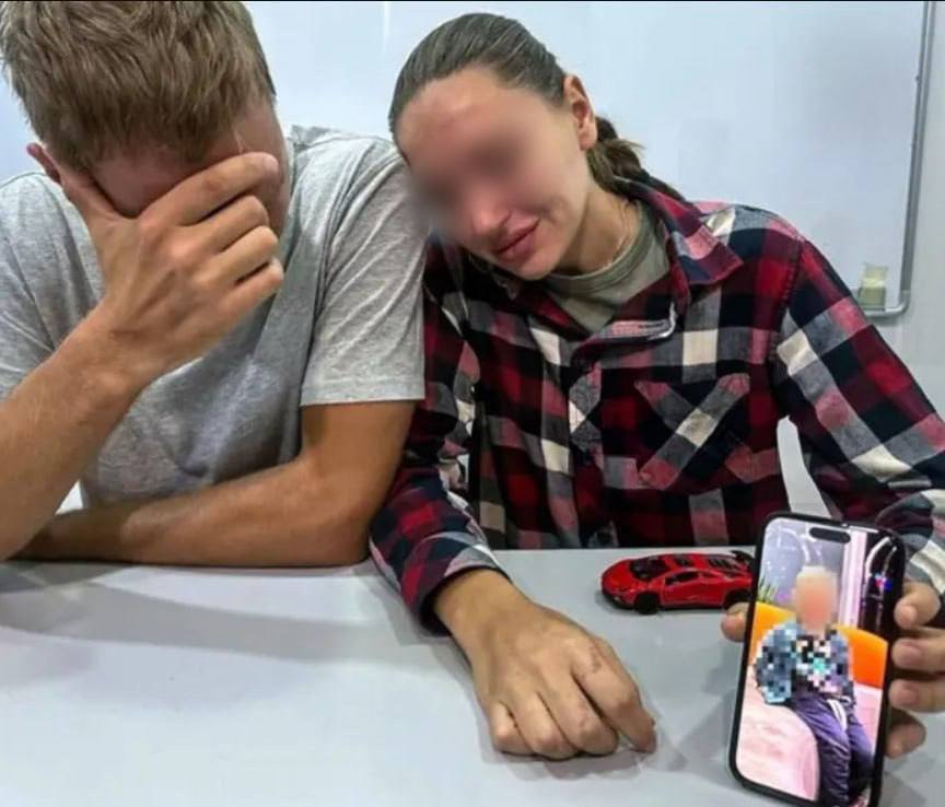 В Малайзии после укуса ядовитой медузы умер двухлетний мальчик из России Как пишут СМИ кубомедуза ужалила ребенка во время купания Пострадавший закричал от боли и отец сразу же вытащил его на берег но сын уже не дышал Сначала мужчина сам провел сердечно легочную реанимацию затем очевидцы доставили мальчика к спасателям оттуда малыша увезли в реанимацию Четыре дня медики пытались спасти пациента но в итоге он скончался Родители планируют кремировать сына за границей а затем вернуться в родной город ВПШ