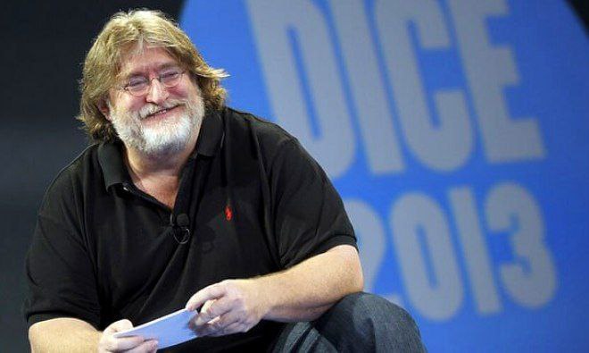 Конкурент Neuralink от главы Valve готовит первый чип для мозга к концу 2025 года  Гендиректор Valve Гейб  Создатель Steam  Ньюэлл объявил  о запуске первого нейрочипа своей компании Starfish Neuroscience в конце 2025 года.   В отличие от решений Neuralink, новая разработка ориентирована на менее инвазивные импланты с возможностью одновременной работы с несколькими участками мозга.  Ключевой особенностью устройства станет отсутствие встроенной батареи — имплант будет получать питание по беспроводной связи.  По словам Ньюэлла, современные методы взаимодействия с мозгом сосредоточены на его отдельных областях, однако многие неврологические расстройства связаны с нарушением работы нейронных цепей.  «Сбой в Матрице»