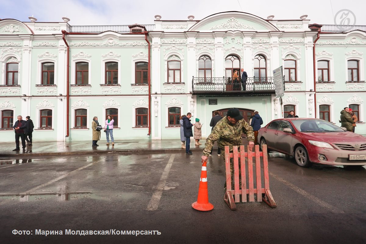 В Екатеринбурге показали отреставрированный памятник «Дом городского головы И. И. Симанова» на ул. Попова, 4. Объем инвестиций превысил 315 млн руб., восстановлением занималась компания «Деловой дом на Архиерейской».   Назначение здания еще не определено. Компания запустила конкурс, участники которого представят концепции использования шести объектов культурного наследия в Екатеринбурге, в том числе и дома городского головы Симанова. Его итоги будут подведены летом.   Подписывайтесь на «Ъ-Урал»