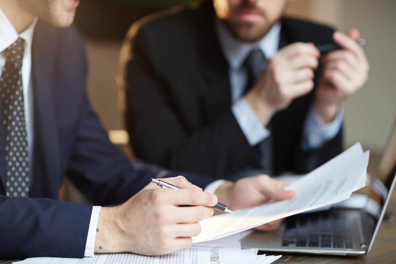 Челябинских работодателей настораживают соискатели с судимостью Эксперты сервиса SuperJob выяснили, что опрошенные работодатели Челябинска не готовы принять на работу людей с судимостью. Из данных опроса следует, что только 19% челябинских работодателей не против сотрудников, за которыми числится судимость. В то же время только в семи процентах местных организаций есть такие работники. Предприятия, занятые в добывающей, строительной, энергетической и производственной сферах, чаще других проявляют терпимость к бывшим осуждённым. Они рассматривают кандидатов с неснятой судимостью на должности рабочих и разнорабочих. URALPRESS.RU