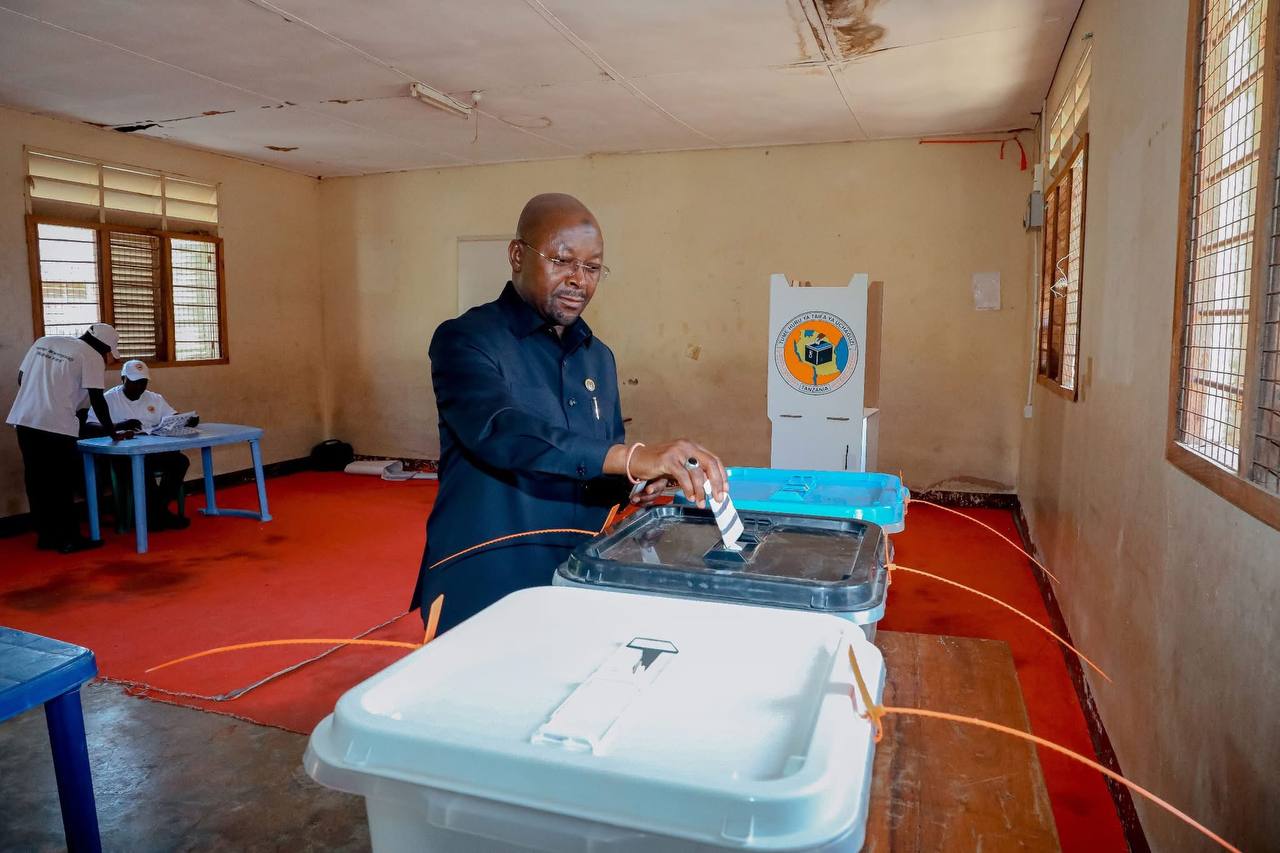 В Танзании стартовали всеобщие выборы в ходе которых граждане выбирают президента страны 400 депутатов парламента и главу полуавтономного архипелага Занзибар 29 октября открылись тысячи избирательных участков по всей стране В Танзании более 37 млн избирателей имеют право голоса Результаты выборов ожидаются в течение трех дней На пост президента и вице президента баллотируются 17 кандидатов из которых трое женщины В парламент претендуют 1 729 человек включая 558 женщин а на местные выборные должности более 7 200 кандидатов Главным претендентом на победу в президентских выборах считается первая женщина во главе Танзании действующий президент Самия Сулуху Хассан представляющая правящую партию Чама Ча Мапиндузи ССМ с суахили Партия революции Африканская инициатива Подписаться