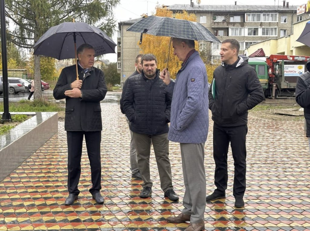 В Ангарске завершается благоустройство территорий у Музея Победы  Накануне мэр Ангарского округа Сергей Петров и председатель Думы Александр Городской побывали на обновленных общественных пространствах, посмотрели, как выполнено благоустройство на аллее Авдеева и площади у Музея Победы.  Аллея названа именем почетного гражданина Юрия Ивановича Авдеева в 2017 году. Под его руководством в Ангарске построены и введены в эксплуатацию сотни домов, объекты химического и нефтехимического производства, социальные, культурные и бытовые объекты. Он руководил строительством роддома, больницы скорой медицинской помощи, зданий Музея Победы и Ангарского городского суда.  В 2024 году принято решение благоустроить пешеходную зону. Ее вымостили брусчаткой, сделали двухуровневое освещение, в ближайшее время установят вазоны.  «Аллея действительно преобразилась. Использована качественная брусчатка, современные парковые светильники. В целом, смотрится достойно», – отметил Сергей Петров.  Значительно преобразилась и площадь у Музея Победы. Памятник «Голуби мира» отремонтировали, заменили облицовку подиума под ним, на пешеходной зоне уложена тротуарная плитка. Здесь также установлено 24 светильника. Отдельно идут работы по ремонту лестницы.  Парк за Музеем Победы также приводят в порядок. Для удобства пешеходов – новые асфальтированные дорожки с освещением. Запланирована установка скамеек и урн.  Сергей Петров обратил внимание специалистов Комитета по благоустройству и дорожной деятельности на плохое состояние входной группы в парк и поручил предусмотреть средства на ремонт в начале следующего строительного сезона. Также необходимо привести в порядок мемориал участникам локальных войн, расположенный в парковой зоне. Задача – завершить комплексное благоустройство территории у музея к юбилею Великой Победы.