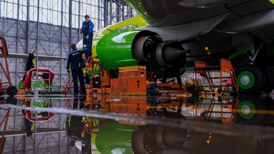 Компания S7 Technics завершила строительство второй очереди завода по ремонту авиадвигателей Airbus 320 и Boeing 737 Это позволит предприятию входит в группу S7 вместе с одноименной авиакомпанией увеличить количество ремонтов силовых установок и их компонентов в полтора раза к 2027 году Первую очередь завода в районе столичного аэропорта Шереметьево ввели в 2022 г Общие вложения S7 в завод по ремонту двигателей с 2021 г превысили 10 млрд рублей Сейчас речь идет о деталях турбовентиляторных двигателей CFM56 5В для Airbus A320 и CFM56 7В для Boeing 737 а также о вспомогательных силовых установках Honeywell рассказал изданию Ведомости заместитель гендиректора S7 Technics Андрей Соколов Подробнее