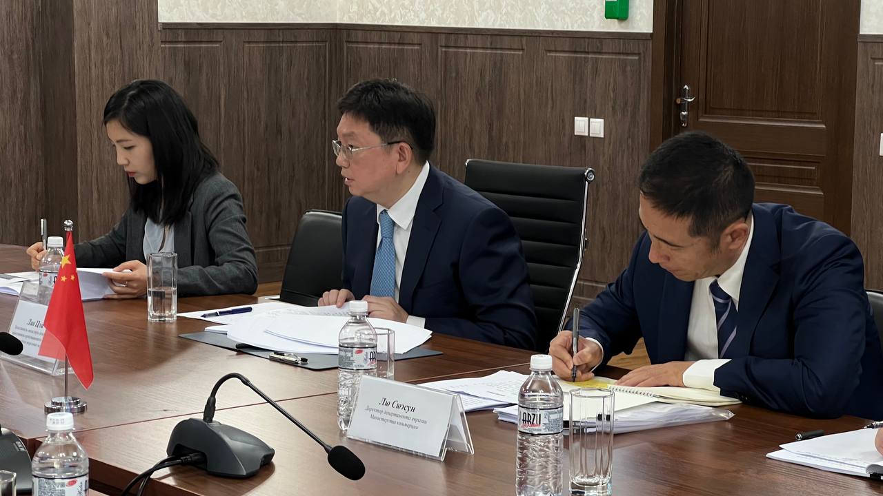 Экспорт Казахстана в Китай за I квартал 2025 года вырос на 42%  Министр торговли и интеграции РК Арман Шаккалиев провел встречу с замминистра коммерции КНР Лин Цзи.  Обсуждены расширение экспорта сельскохозяйственной продукции, снятие торговых барьеров и развитие электронной торговли.  В 2024 году объём трансграничной e-commerce составил $450 млн  +35,8% . Казахстанские нацпавильоны успешно работают на популярных маркетплейсах КНР.   «С учётом позитивной динамики и интереса бизнеса, предлагаем подписать Меморандум о взаимопонимании в сфере электронной торговли. Это важный шаг для развития цифровой торговли и диверсификации каналов», — отметил Лин Цзи.  Стороны подтвердили готовность подписать ряд межправительственных документов на саммите «Центральная Азия — Китай» и продолжить работу над соглашением о защите инвестиций.  Saudagovkz