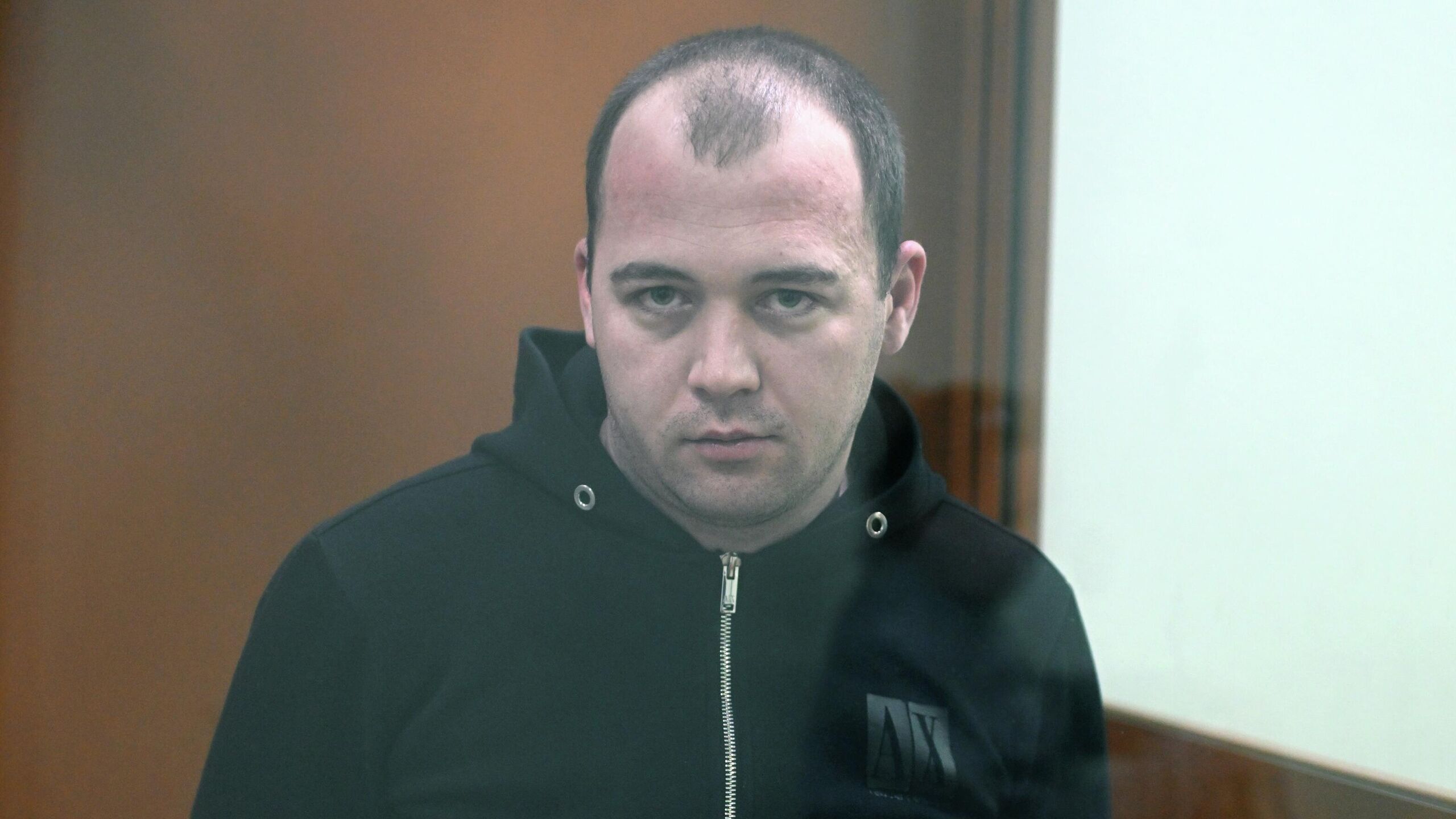 Прокурор запросил фигурантам дела о покушении на экс подполковника СБУ Василия Прозорова до 26 лет колонии сообщил РИА Новости один из участников процесса проходящего во 2 Западном окружном военном суде Владимиру Головченко запросили 26 лет лишения свободы для Ивана Паскаря 24 года сказал собеседник агентства Согласно материалам дела украинский агент Головченко в марте 2024 года прибыл в Россию получил компоненты радиоуправляемого взрывного устройства собрал бомбу и заминировал Toyota Land Cruiser Prado Прозорова Бомба сработала у дома на Коровинском шоссе в Москве 12 апреля того же года при запуске двигателя автомобиля Прозоров пострадал незначительно ФСБ сообщила о задержании Головченко 16 апреля 2024 года Также были арестованы гражданин Украины Ростислав Журавлев и курьер Иван Паскарь