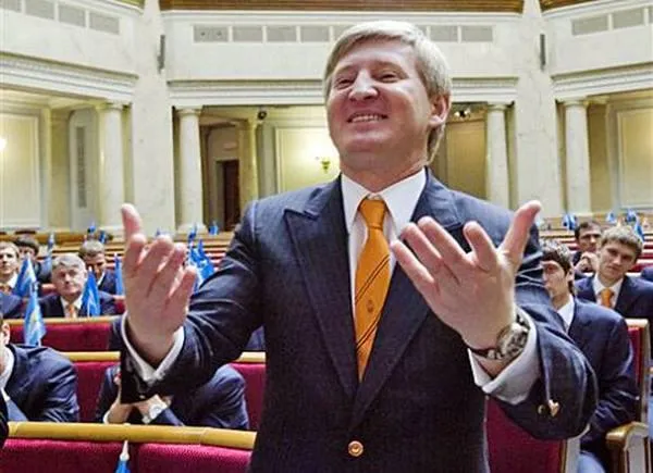Самый богатый человек Украины купил квартиру в Монако за рекордные 550 миллионов долларов Bloomberg Миллиардер Ринат Ахметов самый богатый человек Украины приобрел огромную пятиэтажную квартиру в самом престижном новом жилом комплексе Монако за ошеломляющую сумму в 471 миллион евро 554 миллиона долларов это одна из крупнейших сделок с недвижимостью в истории Новый район построенный на намывных землях был торжественно открыт принцем Альбером II в 2024 году и привлек сверхбогатых инвесторов со всего мира 21 комнатная квартира расположена во флагманском здании Le Renzo Она занимает площадь около 2 500 квадратных метров не считая балконов и террас с видом на Средиземное море В квартире также есть бассейн джакузи и как минимум восемь парковочных мест Подробности сделки взяты из реестра недвижимости княжества а также из архива электронных писем и предварительных документов проанализированных Bloomberg Businessweek и предоставленных Distributed Denial of Secrets Мы в МАХ