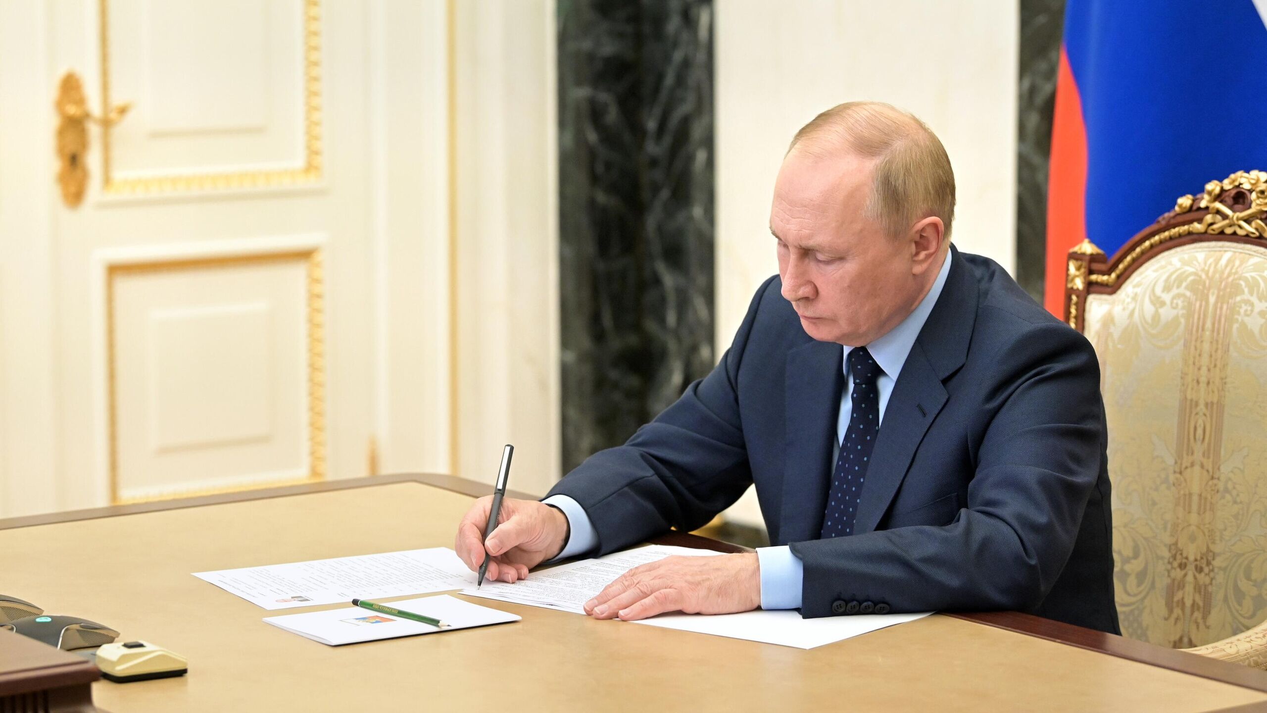 Президент России Владимир Путин подписал закон об использовании усиленной квалифицированной электронной подписи УЭП для подписания передаточных актов – это упростит и ускорит процедуру передачи имущества между федеральным, региональным и муниципальным уровнями власти.