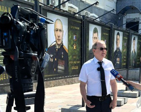 Севастопольские общественники открыли выставку «Герои России: сила в единстве»  На набережной Приморского бульвара можно увидеть лица наших героев — тех, кто заслужил высшую награду страны, «Золотую Звезду».  Здесь размещены портреты Героев России из наших 810-й и 126-й бригад, и других частей нашей большой страны. Разные народы, разные судьбы, но все любят Россию и проявили невероятное мужество.   Член Общественной палаты России Станислав Корякин сказал, что другие регионы должны брать пример с Севастополя.