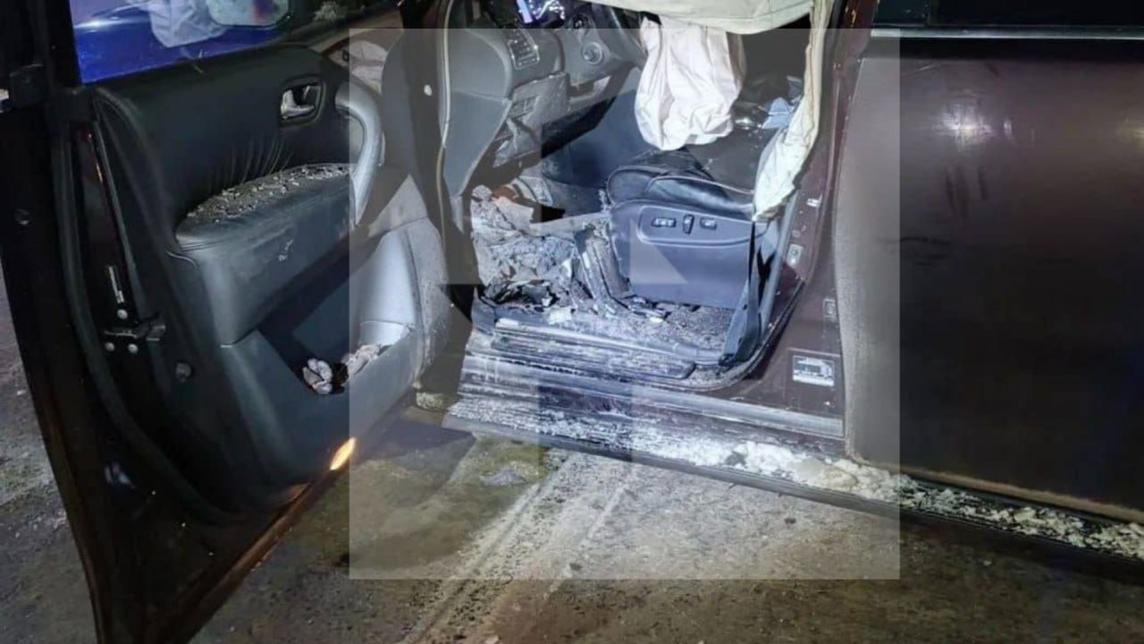 РЕН ТВ связались с пострадавшим во время взрыва в подмосковном Фрязино Мужчина рассказал что его смутило отверстие под водительским сидением а через некоторое время произошел взрыв Пострадавший также отметил что у него могут быть враги Сейчас он находится в больнице и получает медицинскую помощь На фото с места происшествия автомобиль в котором предположительно случился взрыв РЕН ТВ в Telegram в MAX