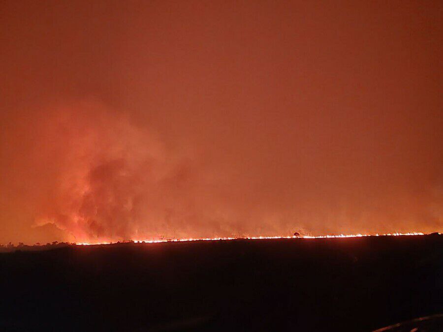 Огромная полоса огня подобралась в ночь на 11 мая к Благовещенску. Очевидцы зафиксировали ее на видео и прислали в телеграм-канал . Как сообщали очевидцы, горело под Владимировкой по дороге к мосту через Амур. Зарево было такой силы, что его было видно с верхних этажей многоквартирных домов в Благовещенске. Также сообщалось, что горит трава вдоль Игнатьевского шоссе.