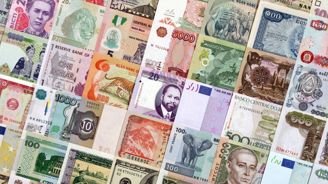 Казахстанский тенге и российский рубль заметнее других валют подорожали к доллару в октябре подсчитало РИА Новости по открытым данным Так с конца сентября тенге укрепился к доллару на 3 6 а в первую тройку в число самых подорожавших валют вместе с ним вошли российский рубль на 2 9 и чилийское песо на 2 4 Кроме того неплохую положительную динамику в этом отношении показали израильский шекель ботсванская пула и колумбийское песо чьи курсы за месяц подросли на 1 6 Закрыл октябрь с плюсом и малайзийский ринггит укрепившийся к американской валюте на 0 6 При этом наиболее заметную отрицательную динамику к доллару по итогам октября показало аргентинское песо курс ослаб сразу на 5 7 Недалеко от него ушли японская иена на 3 6 и исландская крона 3 4 В пятерку наиболее ослабевших к доллару в середине осени валют попали также британский фунт на 2 3 и южнокорейская вона на 1 8 При этом самым подорожавшим товаром в мире в октябре стал кобальт а самым подешевевшим апельсиновый сок следует из данных ICE Futures CME Group и Шанхайской биржи металлов Так стоимость кобальта который широко применяется для изготовления стали и электрических аккумуляторов в середине осени увеличилась на 28 5 в месячном выражении Среди металлов также значительно прибавили в цене палладий на 15 8 и литий на 9 5 Сильнее всего среди сельскохозяйственной продукции в прошлом месяце подорожали соя на 8 2 кофе сорта робуста на 7 3 и кофе сорта арабика на 3 8 Наиболее заметно среди энергетических товаров прибавил в цене природный газ в США сразу 19 4 В тройку также вошли дизельное топливо стоимость которого увеличилась на лондонской бирже на 7 6 и топочный мазут с ростом на 6 9 В то же время самым подешевевшим в мире товаром в октябре стал апельсиновый сок цены на него рухнули на 23 3 в месячном выражении Значительно просела стоимость свинины 18 а также неодима на 13 4