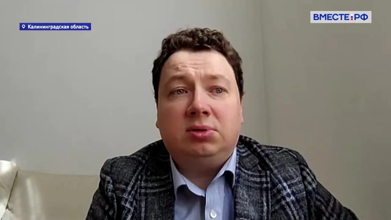 Новый мост в Калининграде будет открыт в 2027 году уверен сенатор Александр Шендерюк Жидков Он напомнил что вопрос достройки моста через реку Преголя обсуждался во время рабочей поездки Председателя Совета Федерации Валентины Матвиенко в регион Буквально несколько дней назад при поддержке Совета Федерации были изысканы дополнительные 1 5 миллиарда на строительство моста сказал сенатор в эфире Вместе РФ По его словам строительство моста идет опережающими темпами подрядчик попросил чтобы с 2028 на 2027 год было перенесено 3 миллиарда рублей Речь идет не об увеличении финансирования а об ускоренных темпах строительства заверил сенатор Шендерюк Жидков напомнил что это будет основной мост в центре города Подписывайтесь на Вместе РФ в MAX