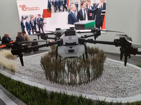 Завтра в подмосковном центре Крокус Экспо начнут свою работу ежегодный Национальный авиационный инфраструктурный салон НАИС и выставка ДРОНОТЕХ где будут представлены наиболее интересные разработки индустрии БАС К примеру посетители мероприятия смогут ознакомиться с уникальной системой созданной на предприятии ZALA Она устраняет зависимость от спутников и сотовых сетей обеспечивает надежную связь и навигацию даже при их отсутствии или подавлении Система работает с различными БВС создавая собственную защищенную сеть Еще одна модель от компании Транспорт будущего агродроны С 80 Эти устройства способны точно и оперативно обрабатывать 170 тысяч гектаров земли за сезон снижая расход средств защиты растений Также свои разработки в сфере БАС презентует компания GetPwr Прежде всего это полутвердотельных аккумуляторы устойчивые к высоким нагрузкам и сложным условиям эксплуатации Благодаря им время полета дрона можно увеличить до 35 БАС беспилотники НАИС разработки bespilotny1