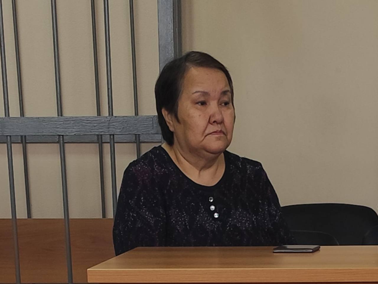 В Екатеринбурге вынесли приговор заведующей компании Глобусресурс после еды которой массово отравились дети Орджоникдзевский суд признал виновной в нарушении санитарных норм заведующую производством компании Глобусресурс поставлявшей питание в школу 178 на Уралмаше Весной этого года после обеда там отравилось 43 человека у большинства диагностировали норовирус и острый гастроэнтерит Женщина признала вину и извинилась перед пострадавшими Суд назначил ей 9 месяцев ограничения свободы Это не лишение свободы то есть осужденная не отправляется в колонию Она будет жить по месту жительства но не сможет выезжать за пределы Екатеринбурга и менять место работы без разрешения надзорного органа Контекст В апреле после вспышки норовируса в школе на Уралмаше прокуратура взыскала с Глобусресурса 500 тысяч рублей как компенсации пострадавшим Деятельность компании также временно приостанавливали на 85 суток а проверки Роспотребнадзора выявили что на предприятии работали сотрудники без медкнижек и использовались продукты без ветеринарных документов В мае надзорные органы сообщили что нарушения устранены и Глобусресурс снова сможет поставлять питание в школы Екатеринбурга Прокуратура Свердловской области