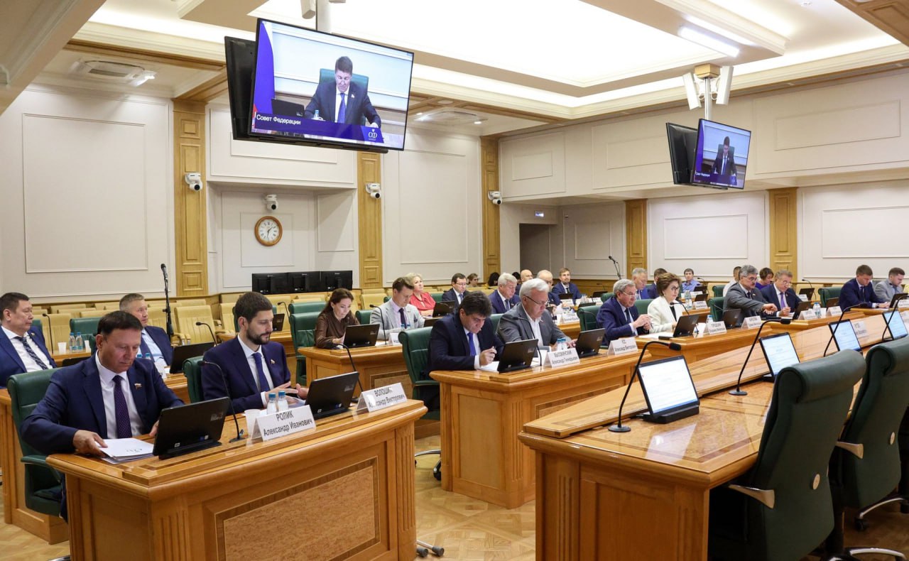 Воронежский сенатор Сергей Лукин представил законопроект об энергоэффективности жилфонда На заседании Комитета Совета Федерации по федеративному устройству, региональной политике, местному самоуправлению и делам Севера парламентарий озвучил инициативу, направленную на повышение энергоэффективности многоквартирных домов. Речь идет о проекте федерального закона, вносящем изменения в Жилищный кодекс и другие нормативных актов с целью упорядочения механизмов энергосбережения в жилсекторе. Основная идея законопроекта – создание четкой правовой базы для заключения энергосервисных договоров, позволяющих собственникам жилья модернизировать общедомовые инженерные системы без дополнительной финансовой нагрузки. Сейчас в 261-ФЗ «Об энергосбережении» не прописан механизм принятия решений собственниками, а также не определен статус управляющих организаций при заключении энергосервисных контрактов. Предложенные изменения в Жилищный кодекс устраняют эти недочеты. Также при принятии законопроекта общее собрание жильцов сможет передать УК полномочия по подписанию энергосервисного договора, но только при условии, что совокупные платежи собственников за ЖКУ не превысят обычных расходов. Законопроект защищает интересы льготников и социально незащищенные группы. В действующей редакции закона субсидии на ЖКУ не распространяются на платежи по энергосервисным договорам, что лишает ряд групп населения возможности участвовать в таких программах. Новые нормы устраняют дискриминацию. Эти изменения не потребуют дополнительных бюджетных расходов, поскольку субсидии будут рассчитываться исходя из реального снижения потребления ресурсов. Параллельно уточняются правила проведения энергомодернизации в частных помещениях. Так, любые работы, затрагивающие квартиры или нежилые площади, потребуют письменного согласия всех собственников. «Принятие законопроекта позволит не только стимулировать энергосберегающие технологии в ЖКХ, но и создаст прозрачные механизмы вовлечения граждан в процесс повышения эффективности жилого фонда», – подчеркнул Сергей Лукин. Законопроект будет рассмотрен Государственной Думой в третьем чтении 15 июля 2025 года. Подписывайся на «Площадь»