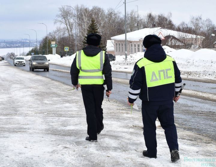 Внимание, водители и работодатели!      С 4 по 13 марта 2025 года в Татарстане стартует операция «Иностранный водитель». Ее цель — снизить количество ДТП с участием иностранных автомобилистов и выявить нарушения миграционного законодательства.     Что будет происходить:   - Массовые проверки грузовиков и автобусов, занятых в международных перевозках.   - Использование нового реестра контролируемых лиц для проверки водителей-иностранцев.      Важно знать:   Работодатели и представители сферы услуг  включая образовательные учреждения  обязаны проверять статус клиентов и соискателей через реестр перед наймом или предоставлением услуг. Нарушение этих правил грозит административными санкциями.    Будьте внимательны и соблюдайте закон!