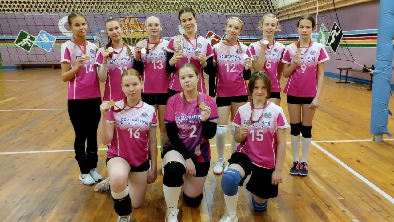 Псковички стали призерами открытого первенства по волейболу в Белоруссии Воспитанницы спортшколы Бригантина 2012 года рождения стали серебряными призерами открытого первенства по волейболу в Белоруссии Об этом сообщает ПАИ Псковская команда под руководством Анжелы Цветковой уступила лишь коллективу из Постав РБ Замкнули тройку лидеров волейболистки из Миор Лучшим игроком псковской команды признали Кристину Байду Также в соревнованиях участвовала команда из Себежа Она заняла четвертое место говорится в сообщении Фото ПАИ