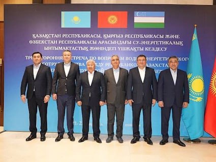 Кыргызстан Казахстан и Узбекистан подписали обязательный протокол по поставкам воды и электроэнергии Документ фиксирует зимние поставки электроэнергии в КР и последующее обеспечение водой Казахстана и Узбекистана летом для полива Фактически это обновлённая модель прежних договорённостей Главы профильных министерств также договорились принять совместные меры по снижению потребления электроэнергии в регионе Узбекская сторона подтвердила готовность обеспечить технические условия для транзита поставок и балансировки энергосистемы Sputnik Kyrgyzstan