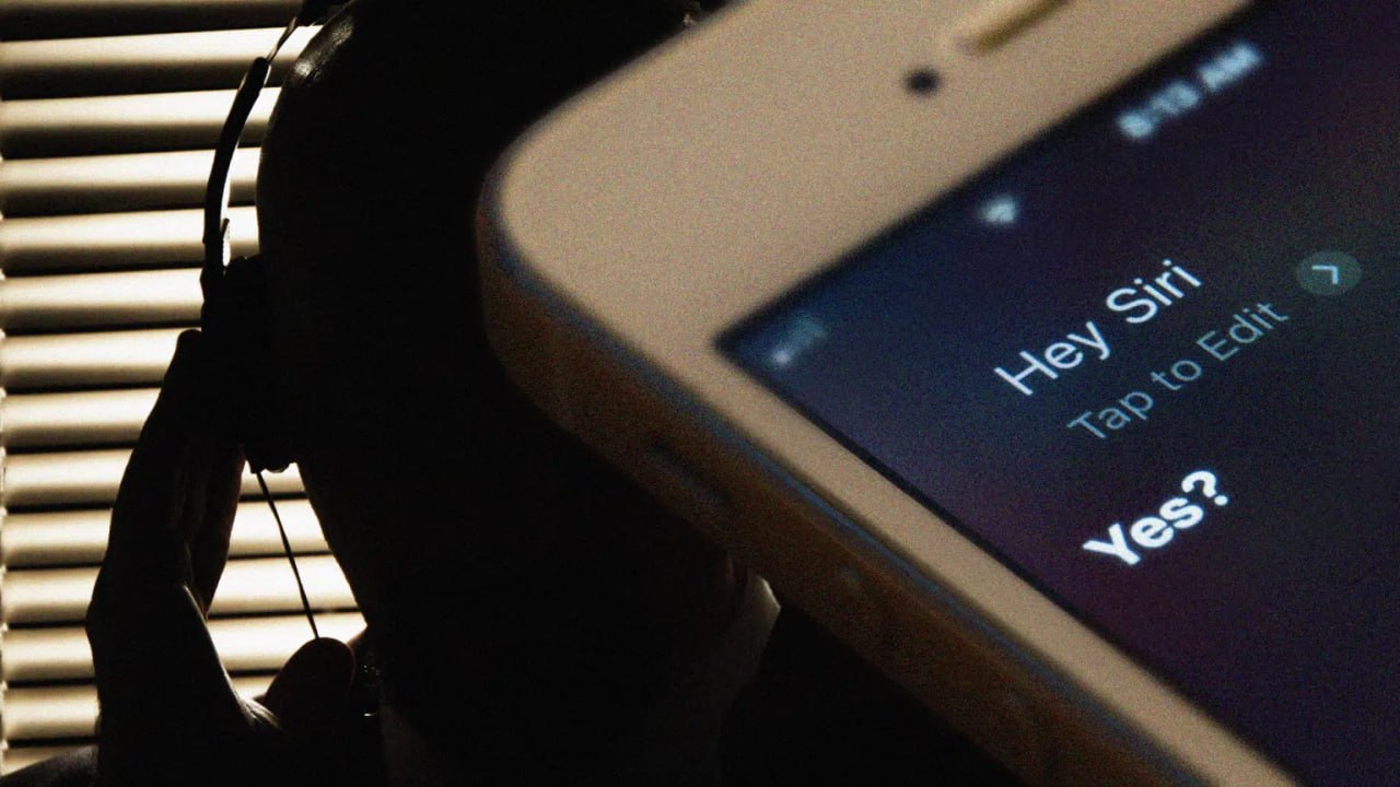 Во Франции начали расследование против Apple из за сбора данных Siri Французская прокуратура начала расследование против Apple после жалобы о незаконном сборе данных голосовым помощником Siri Дело передано в подразделение по борьбе с киберпреступлениями Жалобу подала Лига прав человека при участии исследователя Томы Ле Боннека который утверждает что Siri записывает и анализирует разговоры пользователей без их согласия Apple заявила что ужесточила меры конфиденциальности в 2019 году и еще раз в 2025 году подчеркнув что записи Siri не передаются маркетологам и не продаются рекламодателям kursivm kursiv news