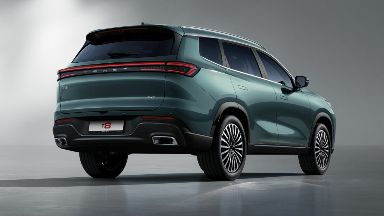 Рассекречен первый кроссовер бренда Tenet: это Chery Tiggo 8 Plus с другими шильдиками В салоне 7 мест и 10 динамиков от Sony; Объём грузового отсека — от 193 до 1930 л; В КНР кроссовер комплектуется турбомоторами объёмом 1,6 либо 2,0 литра с отдачей 197 или 254 л.с. Трансмиссии — «робот» или классический «автомат»; Ценники озвучат позже. Нужны большие вседорожники нашему рынку? — Да, поскольку сейчас выбор маленький — Кажется, что вариантов уже достаточно