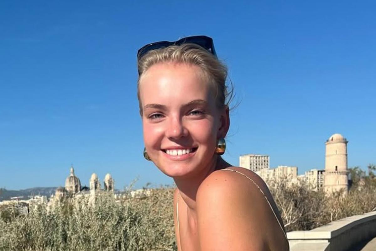 Дарья Навальная будет сразу задержана если вернется в Россию устраивать оранжевую революцию Об этом сообщил Ридусу руководитель Федерального проекта по безопасности и борьбе с коррупцией ФПБК Виталий Бородин комментируя информацию о том что Навальную зачислили в Школу международных отношений имени президента Джексона которая работает при Йельском университете Российским властям прекрасно известно что дочь жена и соратники Алексея Навального давно продались с потрохами указал Бородин   www ridus ru n 788964 ridusnews