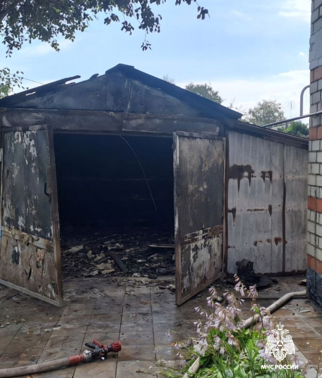 В Волоконовском районе молния попала в дом, он загорелся, и в огне погибла пожилая женщина.  Трагедия разыгралась в селе Фощеватое. Пламя охватило жилой дом из-за грозового разряда. 79-летняя женщина погибла. Со стихией боролись семь специалистов и две единицы техники.   Грозовой разряд стал причиной пожара и в Пятницком. Там горела кровля жилого дома.    В Старооскольском округе тоже из-за грозы случилось два возгорания. В садовом товариществе «Приморье» горела кровля дачного дома, а в садовом товариществе «Маришкин сад» от огня пострадала кровля двухэтажного дома, стены и вещи внутри. На ликвидацию возгораний выезжали 19 человек и восемь единиц техники.    Всего за сутки в регионе произошло шесть пожаров.    Подписаться   Прислать новость