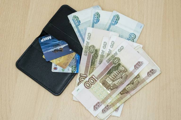 Цены в Петербурге выросли почти на 4 процента с начала года Больше всего подорожала сфера услуг почти на 10 процентов Об этом сообщает Петростат Продовольственные товары подорожали на 1 94 а непродовольственные на 0 96 В Ленинградской области подорожание оказалось выше 5 22 причём особенно заметно выросли цены на продукты питания 4 01 и услуги 9 36 Юлия Пыхалова Подпишись на Комсомольскую правду СПб отдай свой буст нам