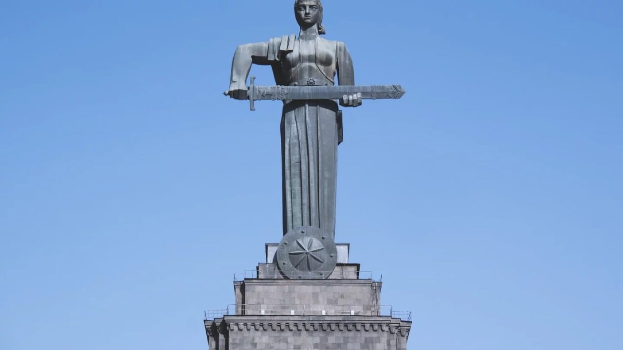Казахстанцы смогут летать в Армению без загранпаспорта Теперь для поездки в Армению казахстанцам достаточно взять с собой удостоверение личности Президент Касым Жомарт Токаев подписал закон о ратификации соглашения позволяющего гражданам двух стран посещать друг друга без загранпаспортов Однако есть один нюанс Если вы задержитесь в Армении более чем на 30 дней придётся зарегистрироваться в местной полиции Соглашение направлено на развитие туризма и деловых связей между странами При этом власти оставляют за собой право приостановить договор если возникнут угрозы безопасности вспышка эпидемии или наплыв нелегальных мигрантов t me orda kz