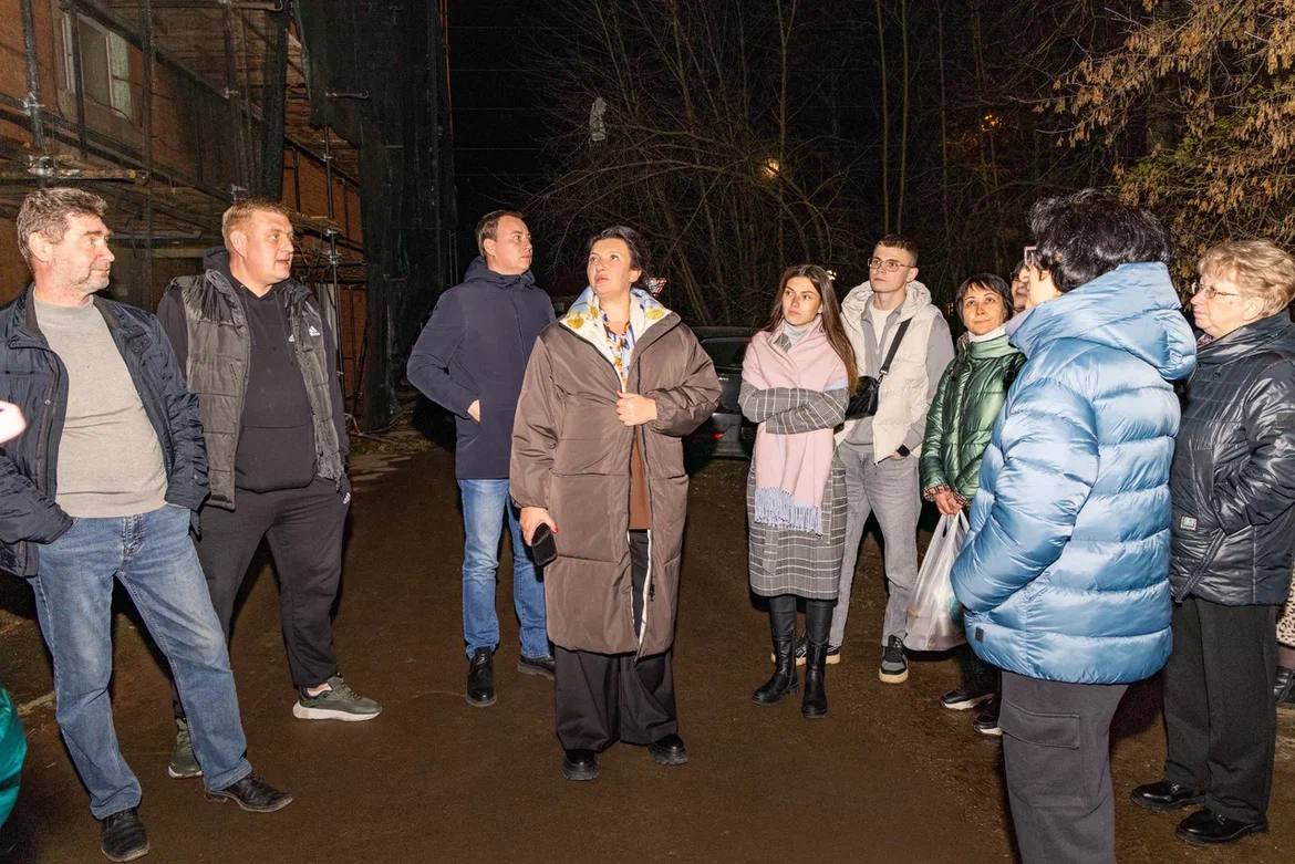 Работаем на местах Вчера провели несколько встреч с жителями К сожалению с капитальным ремонтом кровли дома 13 по улице Чкалова возникли проблемы из за недобросовестного подрядчика Мы прекращаем с ним сотрудничество Текущий ремонт кровли теперь выполняет управляющая компания АО Домовладение А вот капитальные работы после разговора с жителями решили провести уже весной Мы не впервые встречаемся с жителями этого дома Этот вопрос сейчас на моем особом контроле Буду лично следить за ходом работ пока ремонт не будет завершен В доме 4 по улице Текстильная в этом году должны были начаться работы по капитальному ремонту фасада Подрядчик уже установил строительные леса которые создают неудобства жителям Встретились с людьми чтобы решить перенести работы на весну или продолжить Договорились что я вернусь на следующей неделе К этому времени подрядчик восстановит отливы и уберет леса Капитальный ремонт начнем уже после зимы Прямой диалог лучший путь к правильным решениям AnnaKrotova Lobnya